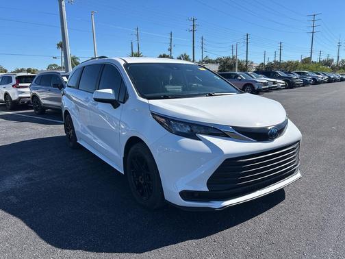 2024 Toyota Sienna LE