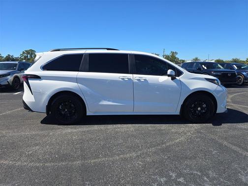 2024 Toyota Sienna LE