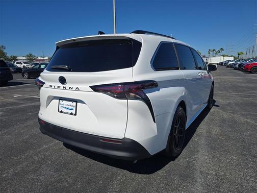 2024 Toyota Sienna LE