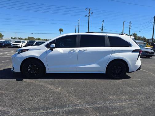 2024 Toyota Sienna LE