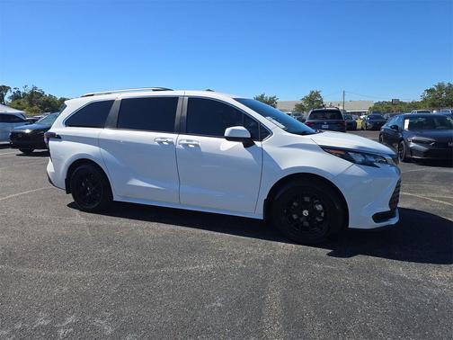 2024 Toyota Sienna LE