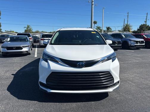 2024 Toyota Sienna LE