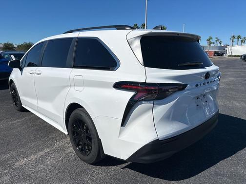 2024 Toyota Sienna LE