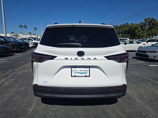 2024 Toyota Sienna LE