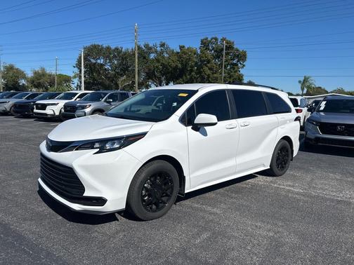 2024 Toyota Sienna LE