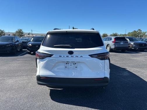 2024 Toyota Sienna LE