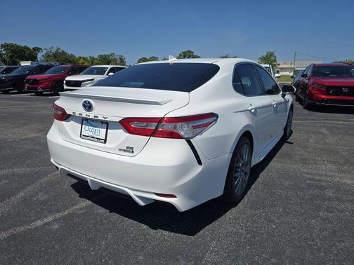 Super White 2020 Toyota Camry SE
