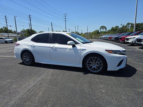 Super White 2020 Toyota Camry SE