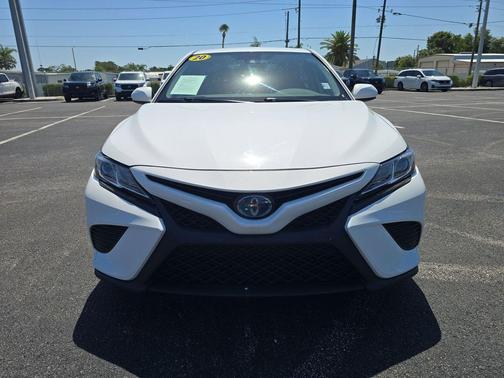 Super White 2020 Toyota Camry SE