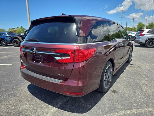 Deep Scarlet Pearl 2021 Honda Odyssey Elite