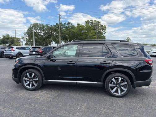 Crystal Black Pearl 2024 Honda Pilot Touring 8-Passenger