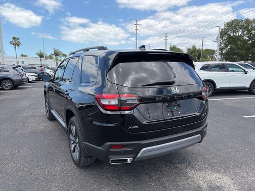 Crystal Black Pearl 2024 Honda Pilot Touring 8-Passenger