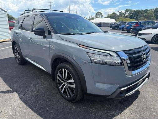 Solid Gray/Super Black 2024 Nissan Pathfinder Platinum FWD