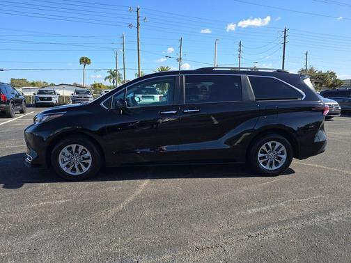 2024 Toyota Sienna XLE