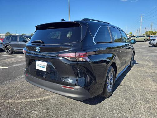 2024 Toyota Sienna XLE