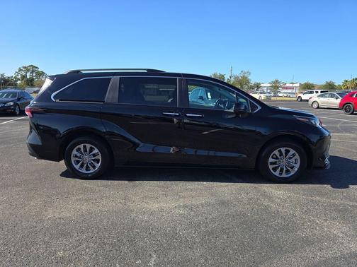 2024 Toyota Sienna XLE