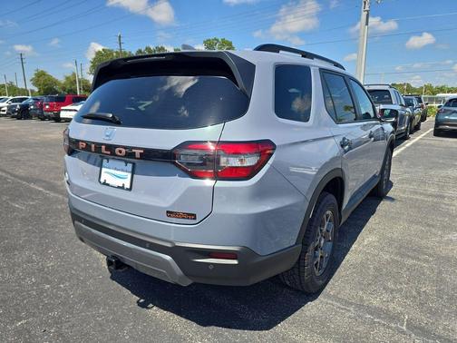 Sonic Gray Pearl 2026 Honda Pilot TrailSport