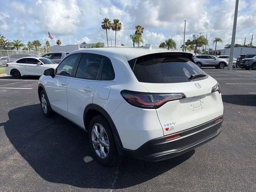 Platinum White Pearl 2024 Honda HR-V LX