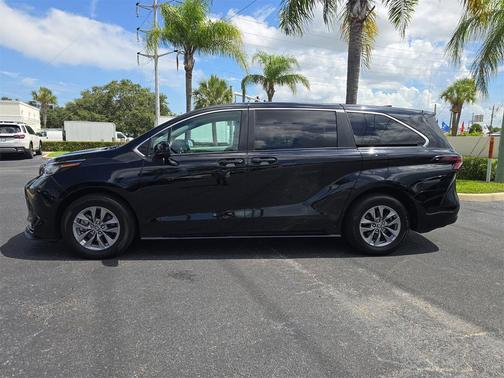 2023 Toyota Sienna LE