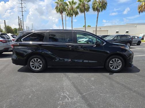 2023 Toyota Sienna LE
