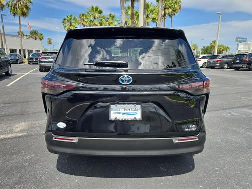 2023 Toyota Sienna LE