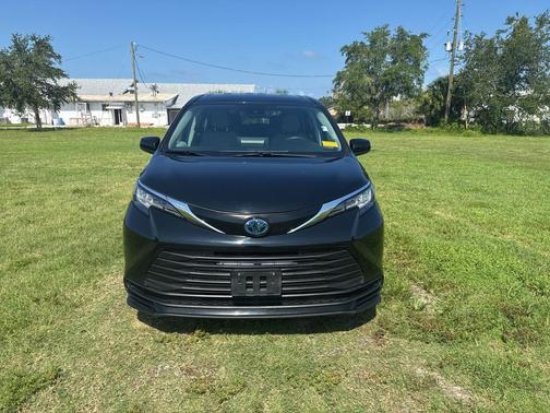 2023 Toyota Sienna LE