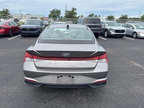 2023 Hyundai ELANTRA SE