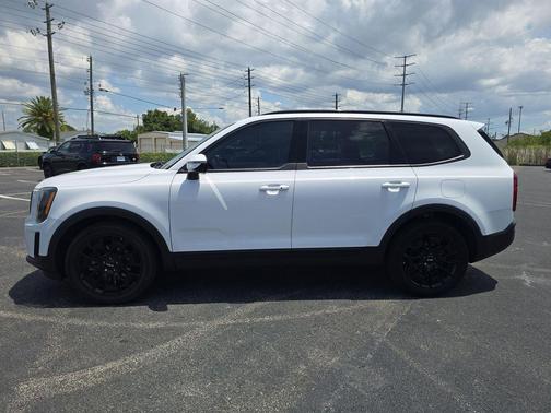 Glacial White Pearl 2022 Kia Telluride SX