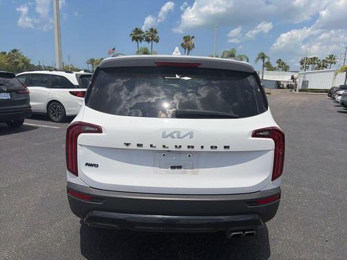 Glacial White Pearl 2022 Kia Telluride SX