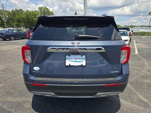 Infinite Blue Metallic Tinted Clearcoat 2021 Ford Explorer XLT
