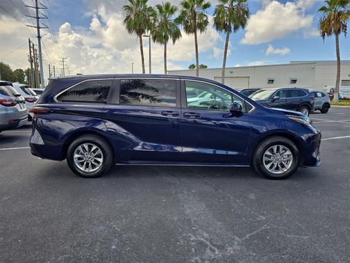2023 Toyota Sienna LE
