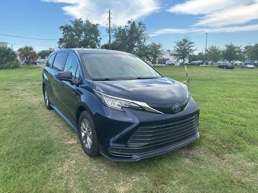2023 Toyota Sienna LE