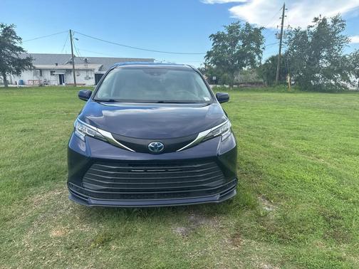 2023 Toyota Sienna LE