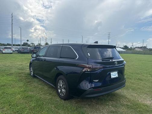 2023 Toyota Sienna LE