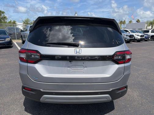 Silver Metallic 2025 Honda Pilot EX-L