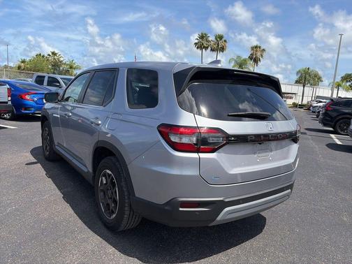 Silver Metallic 2025 Honda Pilot EX-L