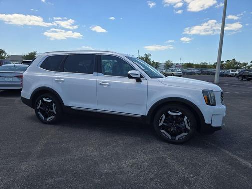 Glacial White Pearl 2025 Kia Telluride S