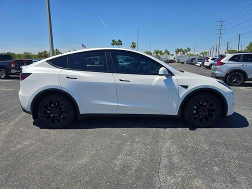 Pearl White Multi-Coat 2022 Tesla Model Y Long Range Dual Motor All-Wheel Drive