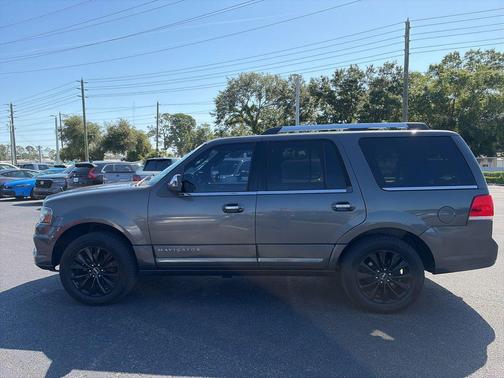 Magnetic Metallic 2015 Lincoln Navigator Base