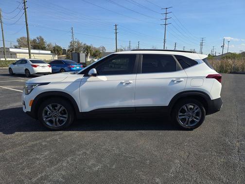 Snow White Pearl 2023 Kia Seltos S