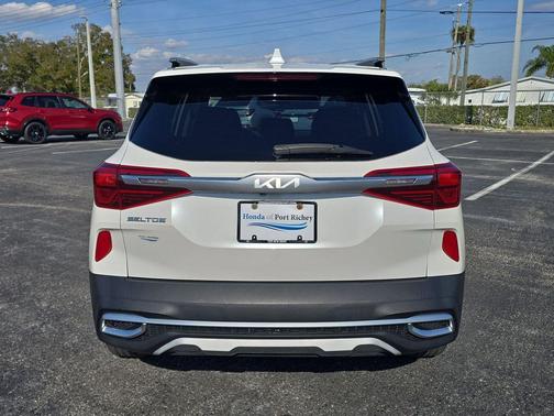 Snow White Pearl 2023 Kia Seltos S