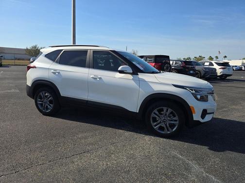 Snow White Pearl 2023 Kia Seltos S