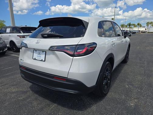 Platinum White Pearl 2024 Honda HR-V LX