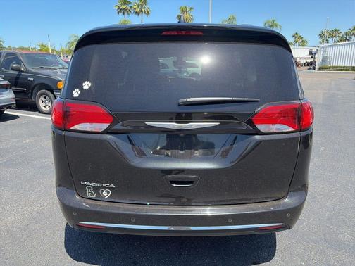 Brilliant Black Crystal Pearlcoat 2017 Chrysler Pacifica Touring-L