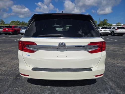 White Diamond Pearl 2018 Honda Odyssey EX-L