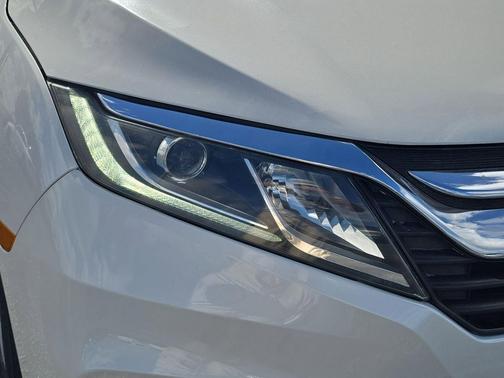 White Diamond Pearl 2018 Honda Odyssey EX-L