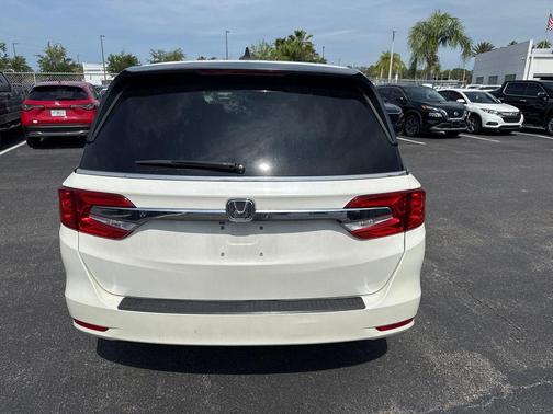 White Diamond Pearl 2018 Honda Odyssey EX-L