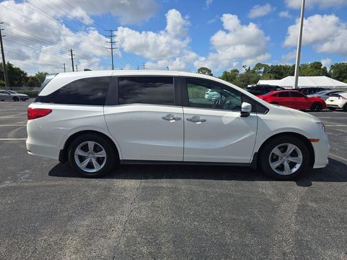 White Diamond Pearl 2018 Honda Odyssey EX-L