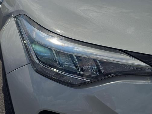 Blizzard Pearl 2021 Toyota C-HR LE