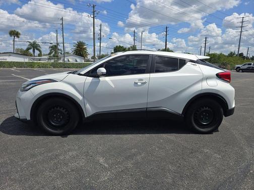 Blizzard Pearl 2021 Toyota C-HR LE